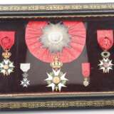 Frankreich: Orden der Ehrenlegion - Ordensvitrine mit 6 Dekorationen. - фото 2
