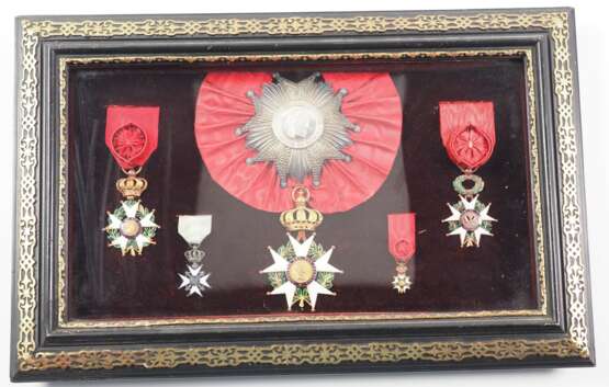 Frankreich: Orden der Ehrenlegion - Ordensvitrine mit 6 Dekorationen. - photo 2
