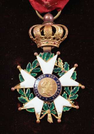 Frankreich: Orden der Ehrenlegion - Ordensvitrine mit 6 Dekorationen. - фото 3