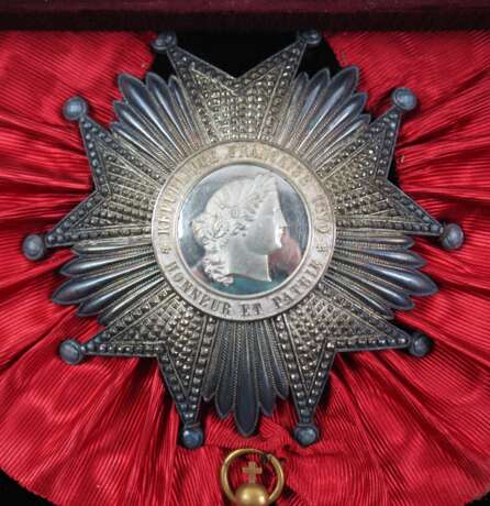 Frankreich: Orden der Ehrenlegion - Ordensvitrine mit 6 Dekorationen. - Foto 4