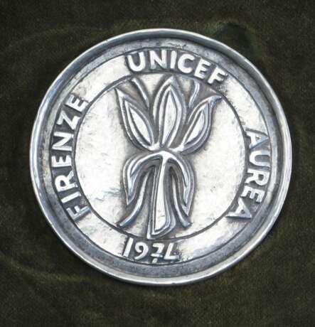 International: Medaille Firenze Unicef Aurea 1974, im Etui. - Foto 3