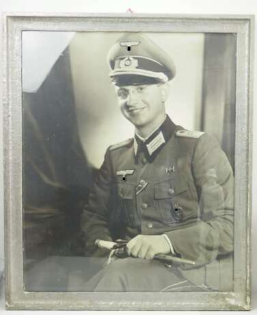 Wehrmacht: Studio Porträt eines Leutnant der Panzertruppe. - Foto 1