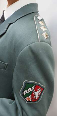 Polizei: Komplette Uniform eines Hauptkommissars auf Puppe - Nordrhein-Westfalen. - Foto 3