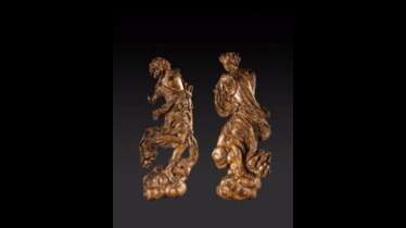 Deux figures d’anges adorateurs vétus de draperies en bois sculpté et doré