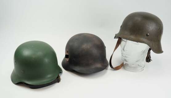 Wehrmacht: 3 Stahlhelme. - Foto 2