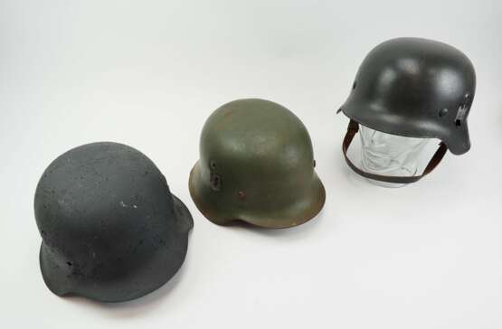 Wehrmacht: 3 Stahlhelme. - photo 1