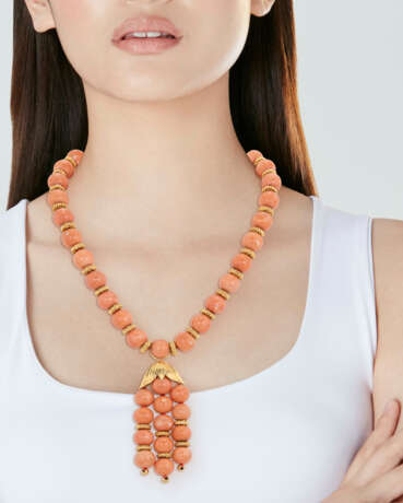 VAN CLEEF & ARPELS SET OF CORAL AND GOLD JEWELRY - Foto 2