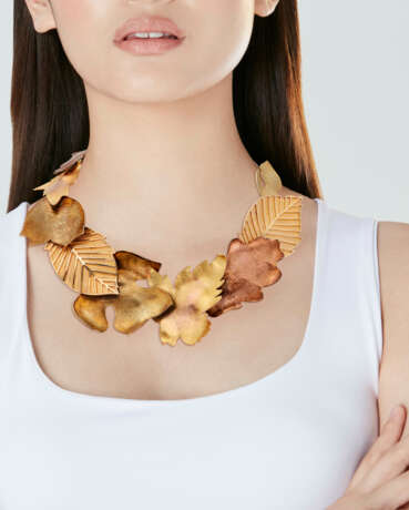 TIFFANY & CO. ANGELA CUMMINGS GOLD AND COPPER `LEAF` NECKLACE - photo 2