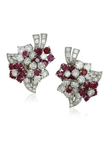 VAN CLEEF & ARPELS DIAMOND AND RUBY FLOWER EARRINGS - Foto 1