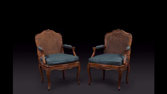 Paire de fauteuils cannés de forme mouvementée à décor de feuillages et fleurs. Estampillés de Nicolas Heurtaut, menuisier reçu maître en 1753 - photo 1