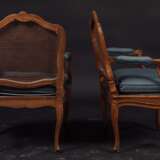 Paire de fauteuils cannés de forme mouvementée à décor de feuillages et fleurs. Estampillés de Nicolas Heurtaut, menuisier reçu maître en 1753 - Foto 2
