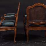 Paire de fauteuils cannés de forme mouvementée à décor de feuillages et fleurs. Estampillés de Nicolas Heurtaut, menuisier reçu maître en 1753 - photo 3