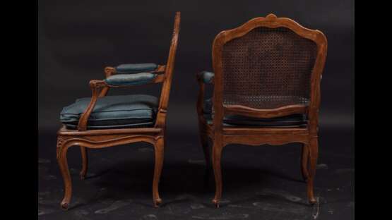 Paire de fauteuils cannés de forme mouvementée à décor de feuillages et fleurs. Estampillés de Nicolas Heurtaut, menuisier reçu maître en 1753 - Foto 3