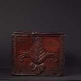 Coffret en bois sculpté à décor de fleurons et feuillages stylisés ; Inscrit sur le couvercle : « FAIT PAR ANTOINE A(LL) A(IX) 1740 » - photo 2