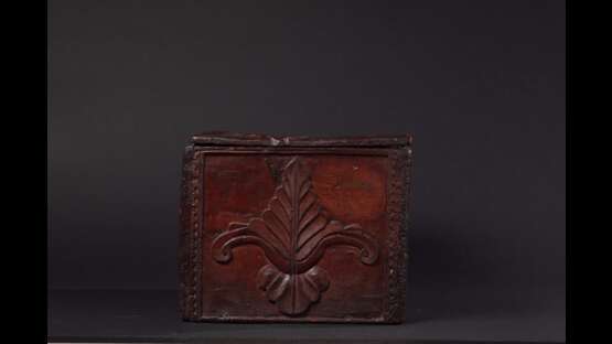 Coffret en bois sculpté à décor de fleurons et feuillages stylisés ; Inscrit sur le couvercle : « FAIT PAR ANTOINE A(LL) A(IX) 1740 » - Foto 2