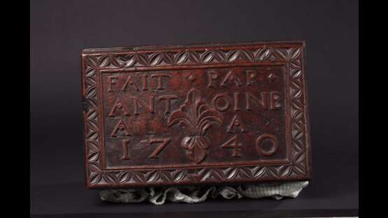 Coffret en bois sculpté à décor de fleurons et feuillages stylisés ; Inscrit sur le couvercle : « FAIT PAR ANTOINE A(LL) A(IX) 1740 » - photo 4
