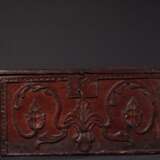 Coffret en bois sculpté à décor de fleurons et feuillages stylisés ; Inscrit sur le couvercle : « FAIT PAR ANTOINE A(LL) A(IX) 1740 » - Foto 5