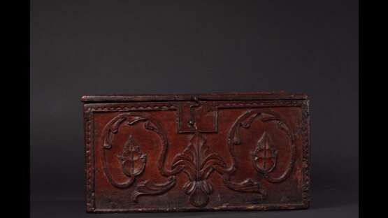 Coffret en bois sculpté à décor de fleurons et feuillages stylisés ; Inscrit sur le couvercle : « FAIT PAR ANTOINE A(LL) A(IX) 1740 » - photo 5