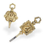 Uhrenschlüssel: 2 sehr seltene Spindeluhrenschlüssel mit Hochrelief, um 1800 - фото 1