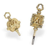 Uhrenschlüssel: 2 sehr seltene Spindeluhrenschlüssel mit Hochrelief, um 1800 - photo 2