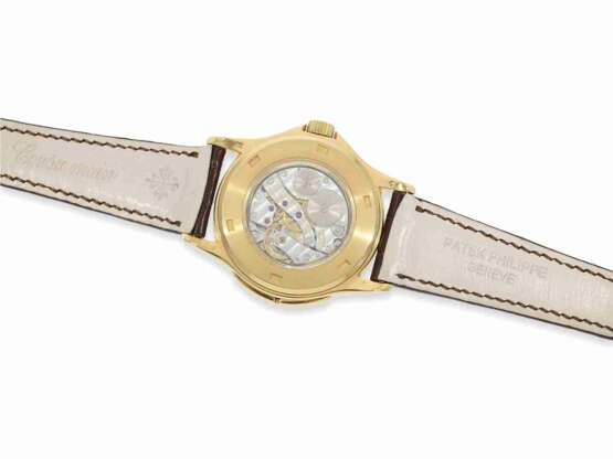 Armbanduhr: nahezu neuwertige, große Patek Philippe "CALATRAVA TRAVEL TIME" Ref.5134, mit Stammbuchauszug, Genf, 2002 - Foto 5