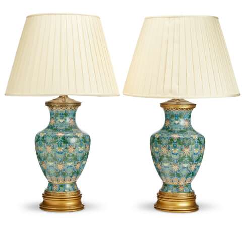 A PAIR OF CHINESE CLOISONNÉ ENAMEL TURQUOISE-GROUND VASES, MOUNTED AS LAMPS - Foto 2
