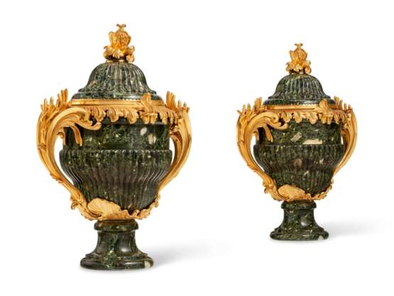 A PAIR OF FRENCH ORMOLU-MOUNTED VERDE ANTICO URNS AND COVERS - photo 1