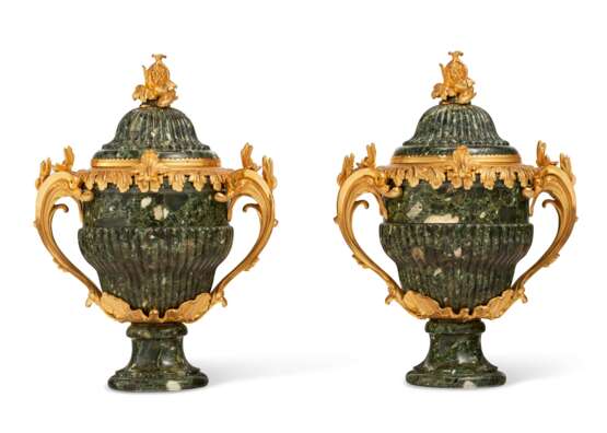 A PAIR OF FRENCH ORMOLU-MOUNTED VERDE ANTICO URNS AND COVERS - photo 2