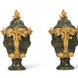 A PAIR OF FRENCH ORMOLU-MOUNTED VERDE ANTICO URNS AND COVERS - Foto 3