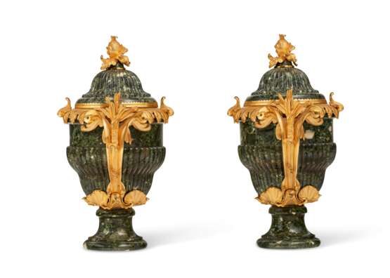 A PAIR OF FRENCH ORMOLU-MOUNTED VERDE ANTICO URNS AND COVERS - photo 3