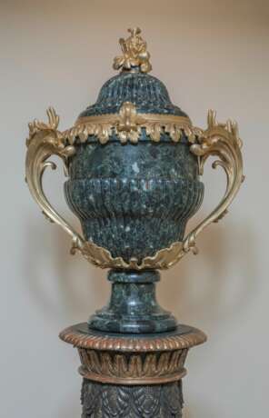 A PAIR OF FRENCH ORMOLU-MOUNTED VERDE ANTICO URNS AND COVERS - photo 4