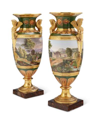 A PAIR OF PARIS (PERCHE/LACHASSAIGNE) PORCELAIN GREEN AND GOLD GROUND VASES - фото 1