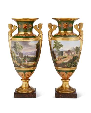 A PAIR OF PARIS (PERCHE/LACHASSAIGNE) PORCELAIN GREEN AND GOLD GROUND VASES - фото 2