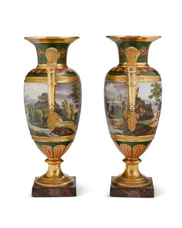 A PAIR OF PARIS (PERCHE/LACHASSAIGNE) PORCELAIN GREEN AND GOLD GROUND VASES - фото 3