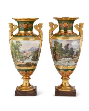 A PAIR OF PARIS (PERCHE/LACHASSAIGNE) PORCELAIN GREEN AND GOLD GROUND VASES - фото 4