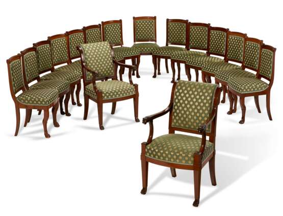 A SET OF SIXTEEN FRENCH MAHOGANY DINING CHAIRS - фото 1