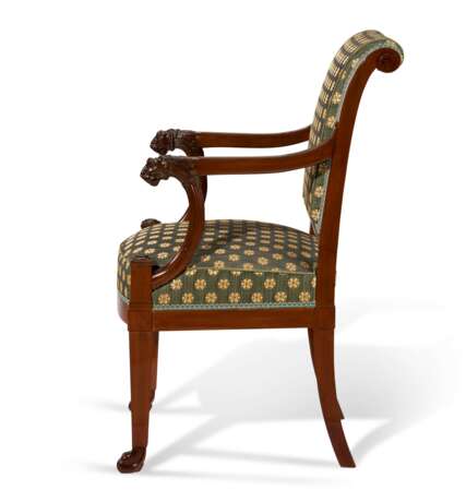 A SET OF SIXTEEN FRENCH MAHOGANY DINING CHAIRS - фото 2