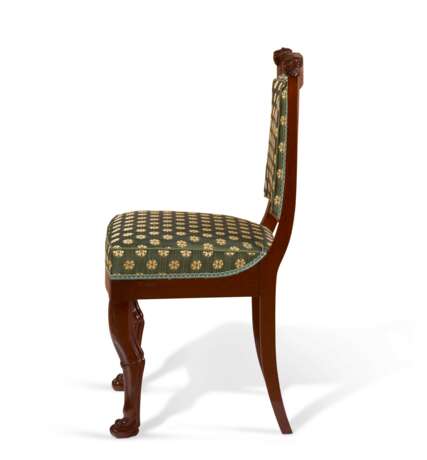 A SET OF SIXTEEN FRENCH MAHOGANY DINING CHAIRS - Foto 6