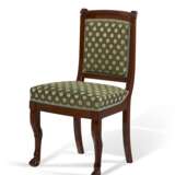 A SET OF SIXTEEN FRENCH MAHOGANY DINING CHAIRS - Foto 7