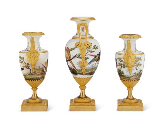AN ASSEMBLED GARNITURE OF THREE ORMOLU-MOUNTED PARIS (LOCRE) PORCELAIN VASES - фото 5
