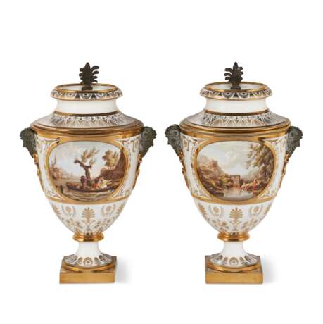 A PAIR OF PARIS (DIHL ET GUÉRHARD) PORCELAIN ICE PAILS, COVERS AND LINERS - Foto 2