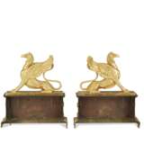 A PAIR OF FRENCH ORMOLU AND PATINATED-BRONZE CHENETS - Foto 2