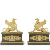 A PAIR OF FRENCH ORMOLU AND PATINATED-BRONZE CHENETS - Foto 5