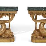 A MATCHED PAIR OF REGENCY GILTWOOD CONSOLE TABLES - Foto 2