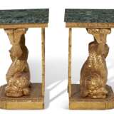 A MATCHED PAIR OF REGENCY GILTWOOD CONSOLE TABLES - Foto 4