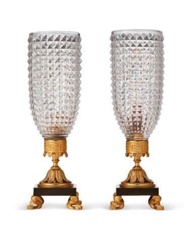 A PAIR OF REGENCY ORMOLU-MOUNTED AND PATINATED-BRONZE HURRICANE LAMPS - Foto 2