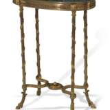 A FRENCH ORMOLU-MOUNTED AND GREEN MARBLE GUERIDON - Foto 1