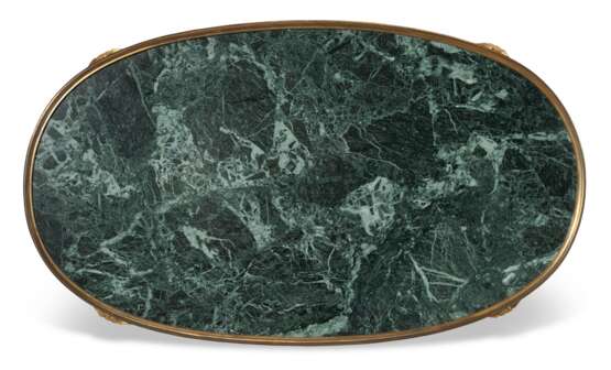 A FRENCH ORMOLU-MOUNTED AND GREEN MARBLE GUERIDON - Foto 3