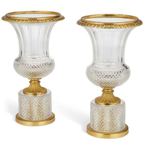 A PAIR OF FRENCH ORMOLU-MOUNTED CUT-GLASS VASES - Foto 2