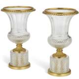 A PAIR OF FRENCH ORMOLU-MOUNTED CUT-GLASS VASES - Foto 2